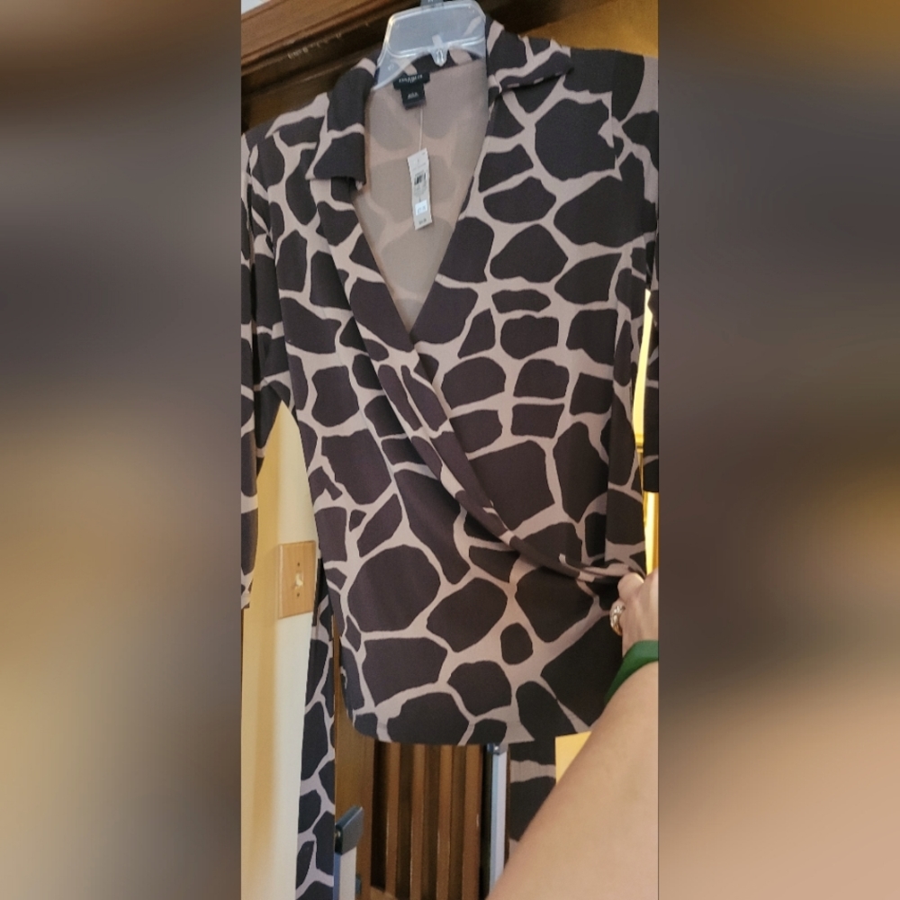 NWT Ann Taylor Large Giraffe wrap top.